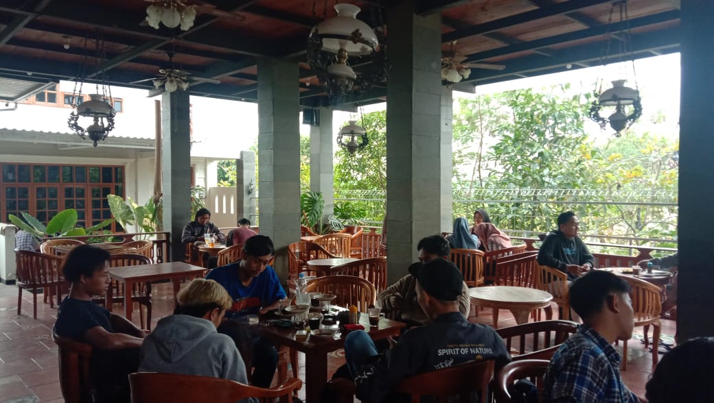 Kopi Tepi Sawah, Suguhkan Suasana Persawahan Lengkap dengan Fasilitas Modern