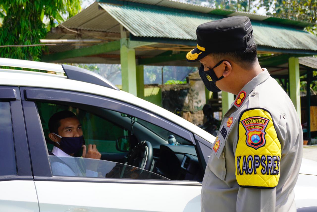 Kapolres Pantau Swab Pengendara di Pos Penyekatan Perbatasan Jatim-Jateng