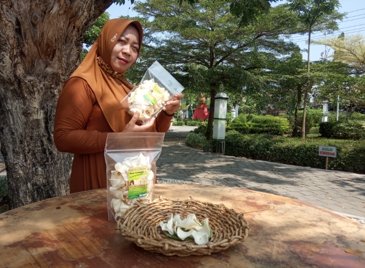 Bermodal Rp200 Ribu, Wanita Ini Raup Omzet Fantastis dari Keripik Singkong