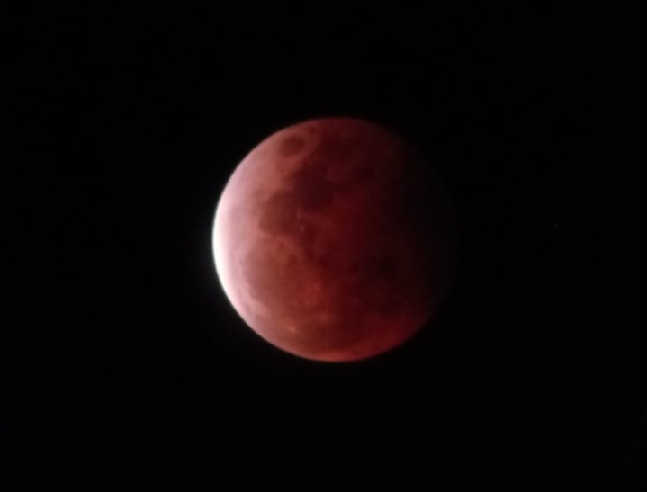 Puncak Gerhana Bulan Terlihat Jelas di Bojonegoro
