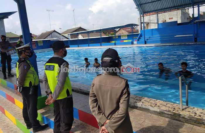 Libur Akhir Pekan, Petugas Pantau Prokes di Objek Wisata