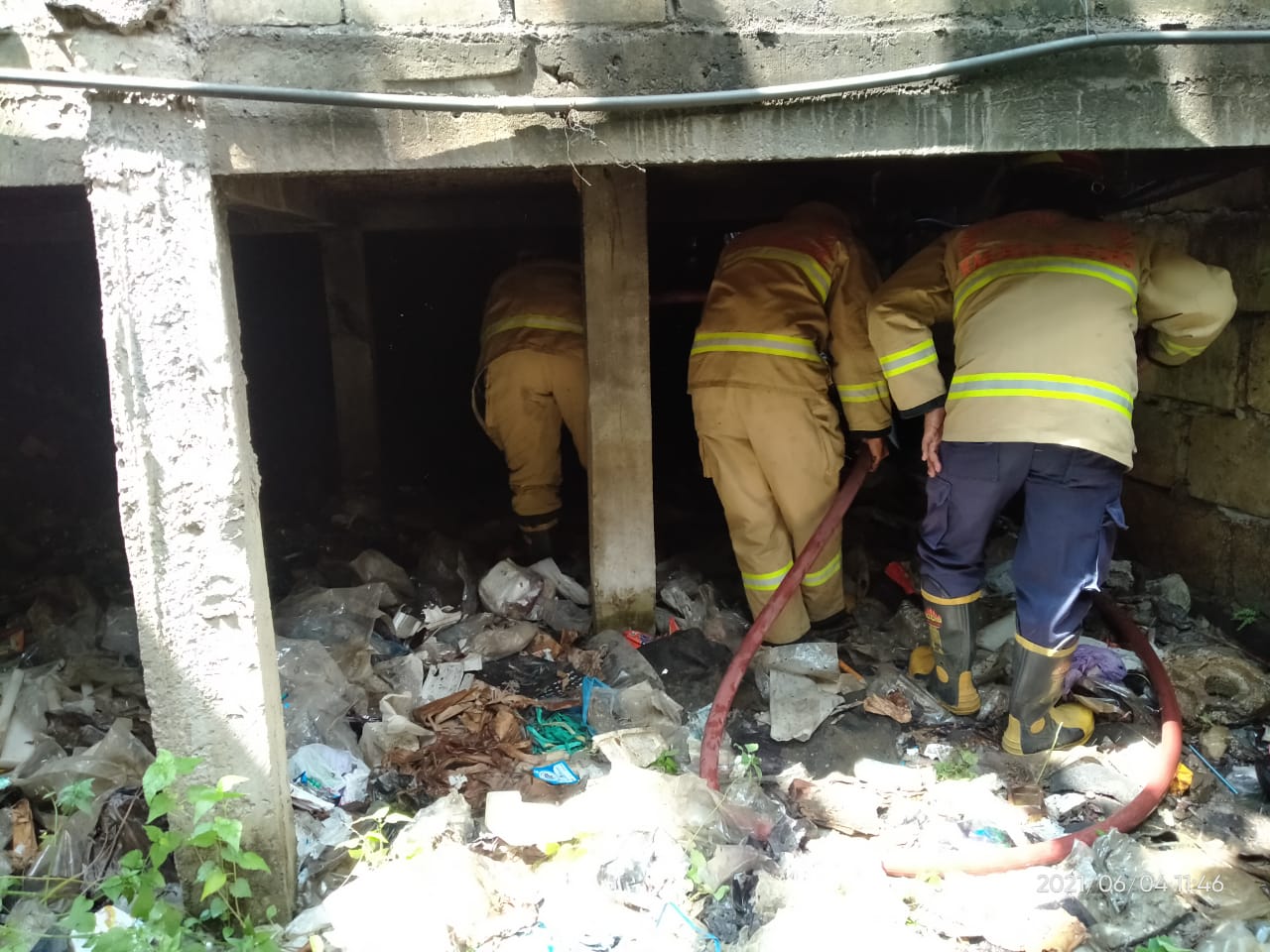 Sampah Terbakar, Api Hampir Merembet ke UD Penjual Kayu