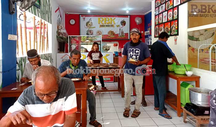 Jum'at Berkah, Rumah Bakso Kita Rutin Bagi Makan Gratis