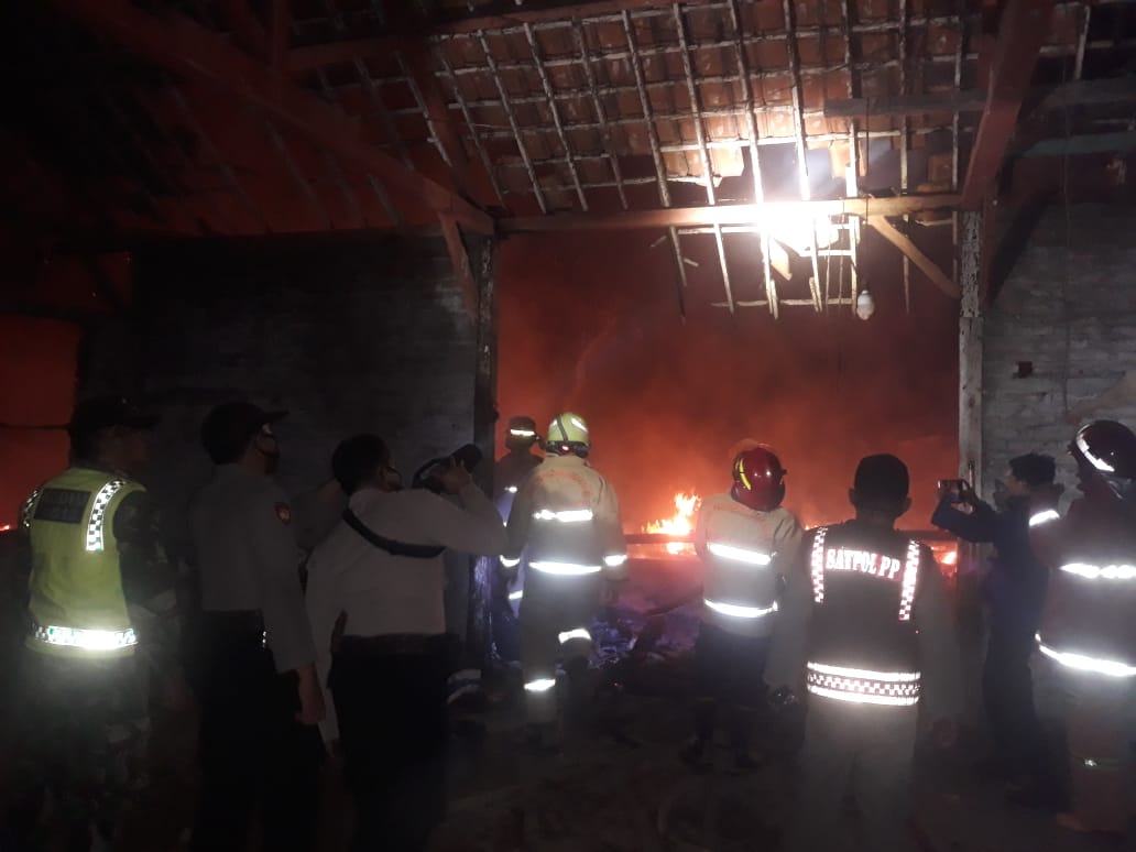 Diduga Korsleting Listrik 2 Rumah di Ngasem Hangus