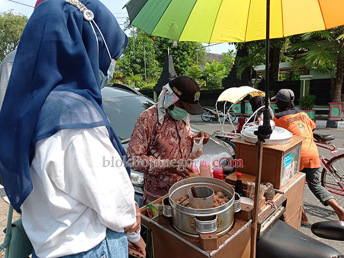 Masikin, Pedagang Pentol Legendaris dari tahun 80-an