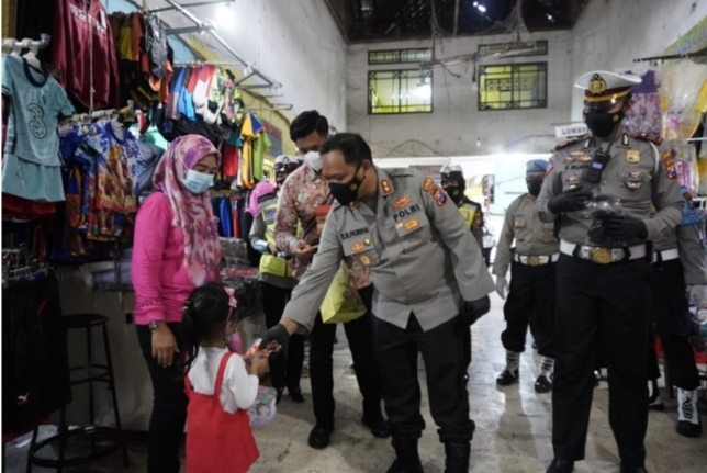 Edukasi Masyarakat Lawan Covid-19, Polres Bagikan Ribuan Masker