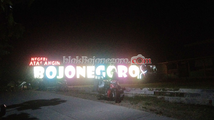 Menikmati Keindahan Bukit Atas Angin di Malam Hari