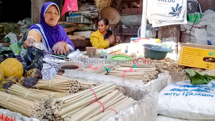 Jelang Idul Adha, Penjual Tusuk Sate Mulai Menggelar Lapak