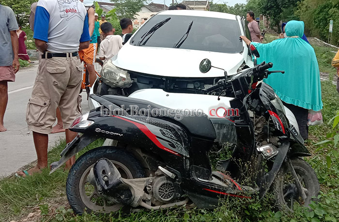 Kurang Konsentrasi, Toyota Vios Tabrak Pembatas Jembatan di Mayangkawis