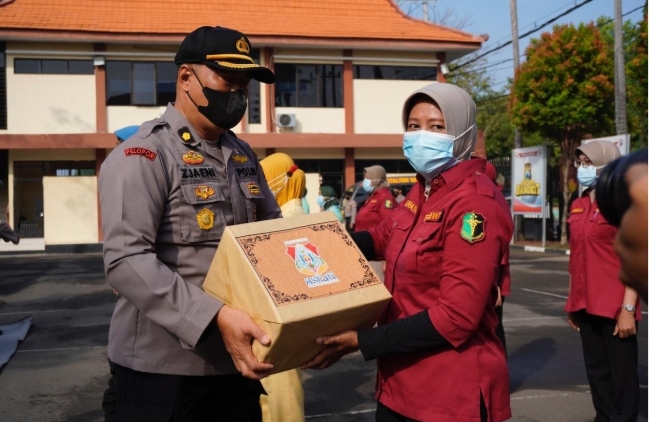 Polres Bojonegoro Bagikan Ratusan Paket Sambako untuk Petugas Medis