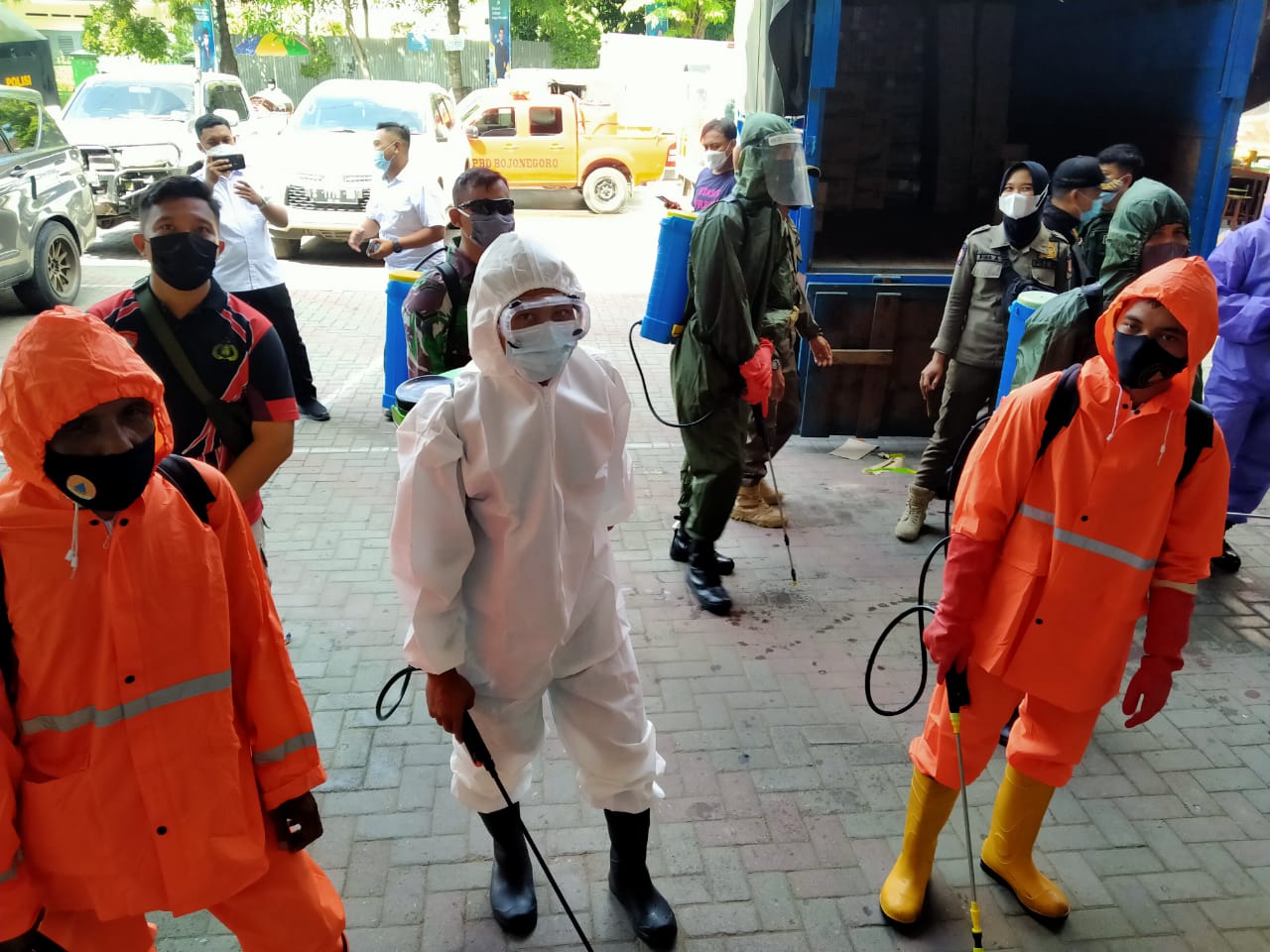 Meminimalisir Penyebaran  Covid-19, Petugas Gabungan Lakukan Penyemprotan Disinfektan 