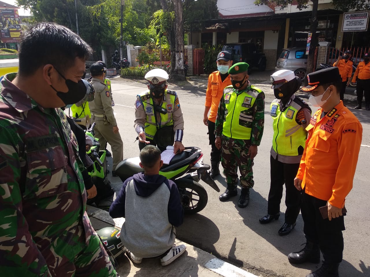 Cegah Covid-19 Kepala Pelaksana BPBD Bojonegoro Pimpin Operasi Yustisi