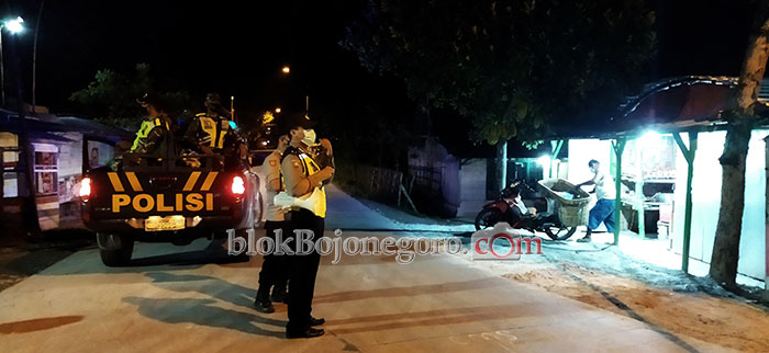 PPKM Darurat, Petugas Gabungan di Kecamatan Balen Tertibkan Prokes