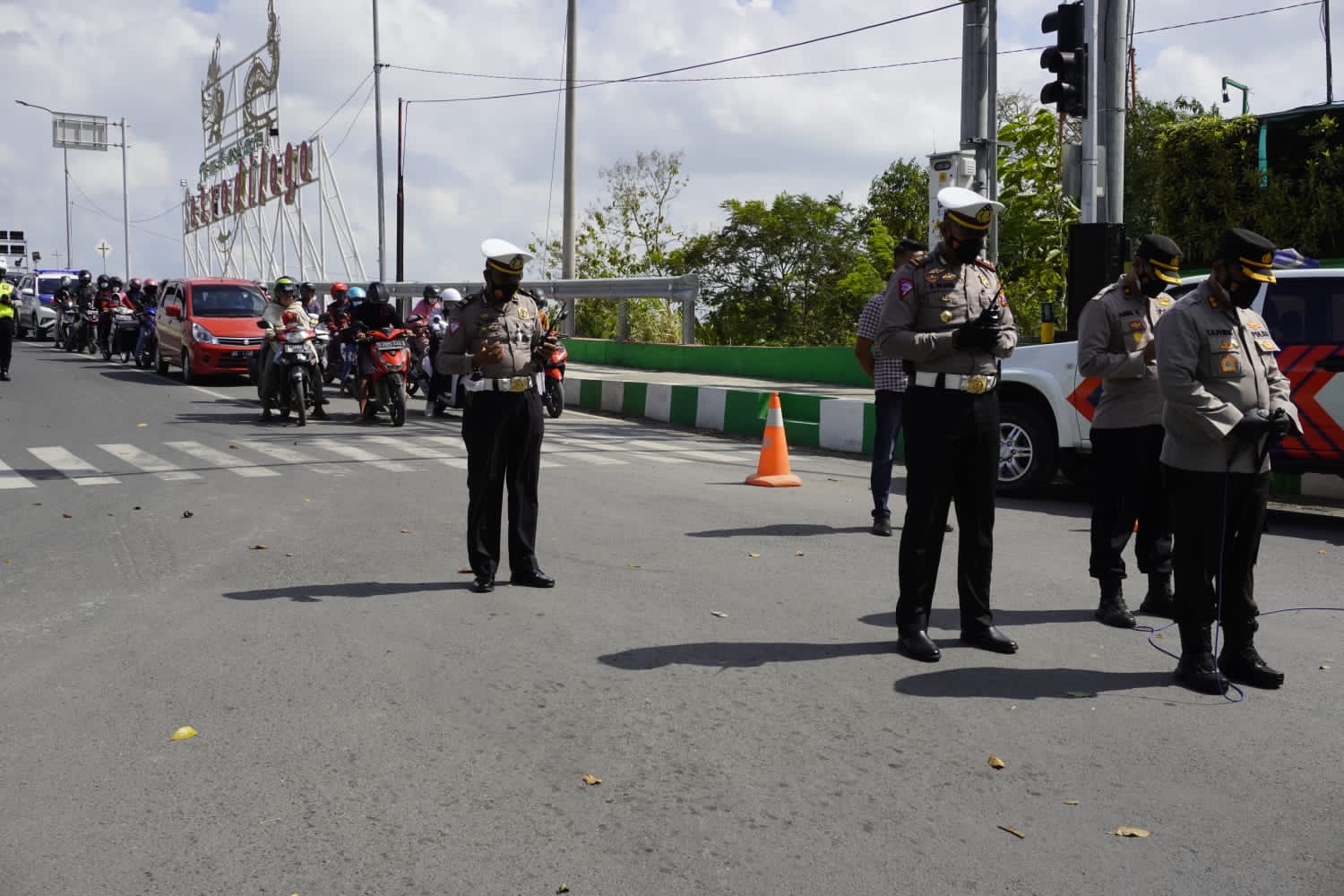 Berhenti Sejenak, Heningkan Cipta Indonesia di Jembatan Sosrodilogo
