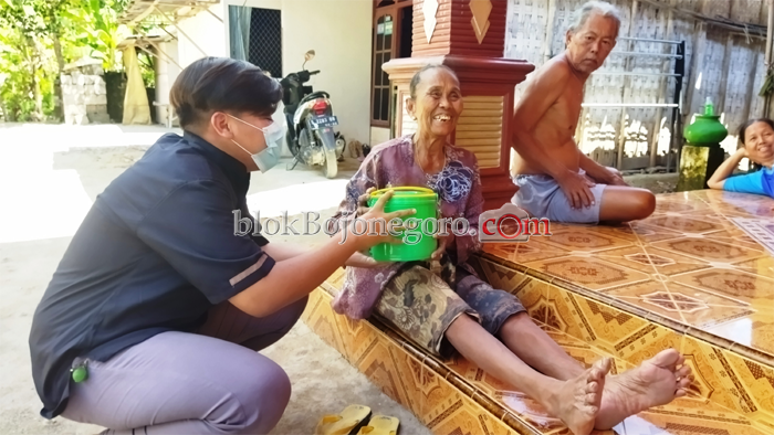 YABIMU dan Pramuka Balen Berbagi ke Lansia dan Duafa