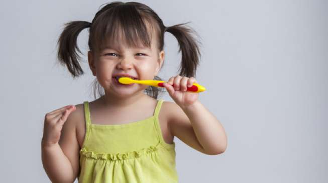 Dear Parents, Ini Usia Terbaik Mengajarkan Anak Sikat Gigi Menurut Dokter