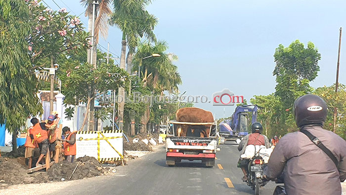 Hati-Hati..! Kanan dan Kiri Proyek