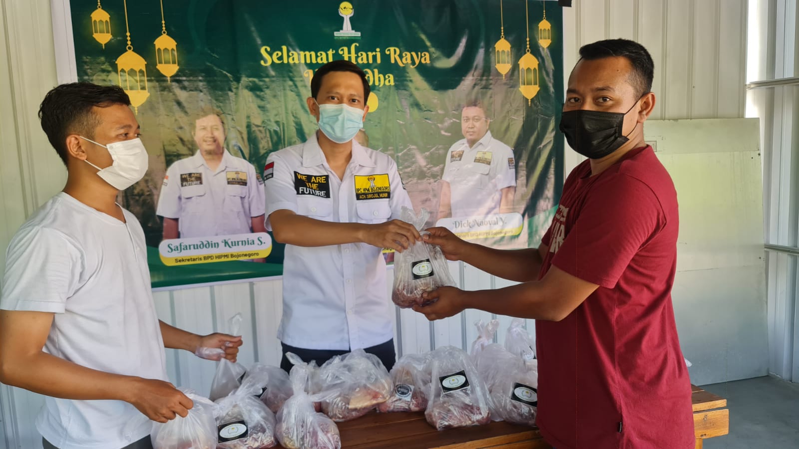 BPC HIPMI Bojonegoro Bagikan Daging Kurban pada Karyawan