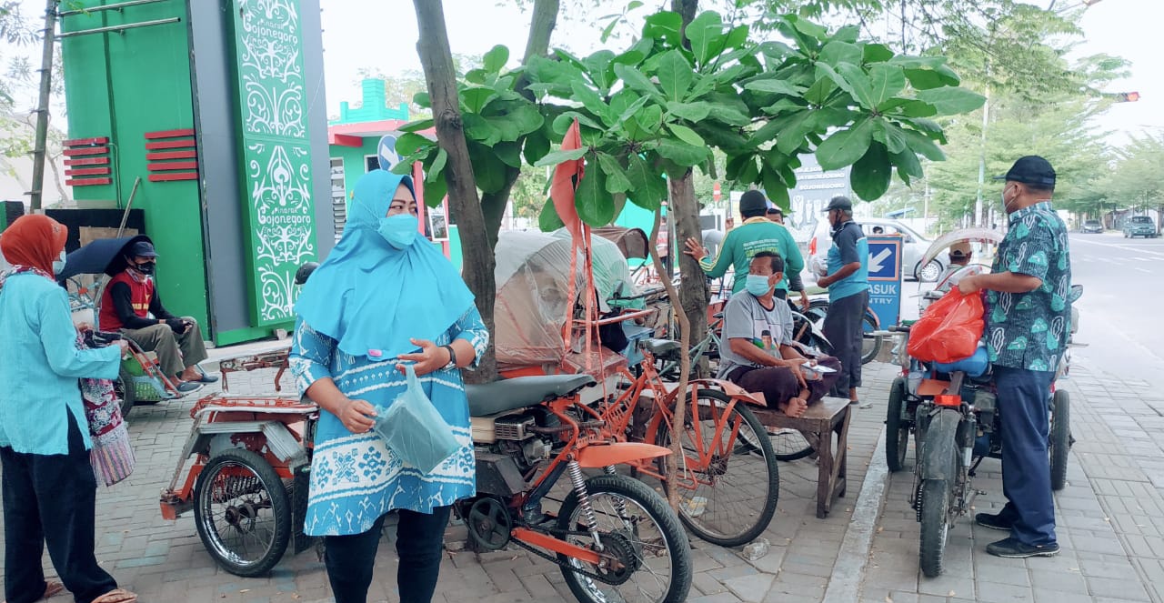 Maspero Bagikan Nasi Bungkus Pada Masyarakat Terdampak Covid-19