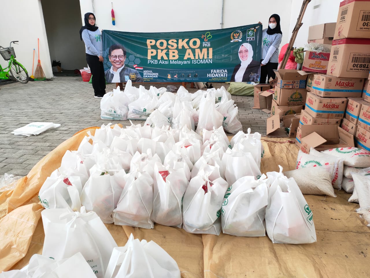Pastikan Warga Isoman Terjamin, Anggota DPR RI Ini Bagi Sembako dan Vitamin