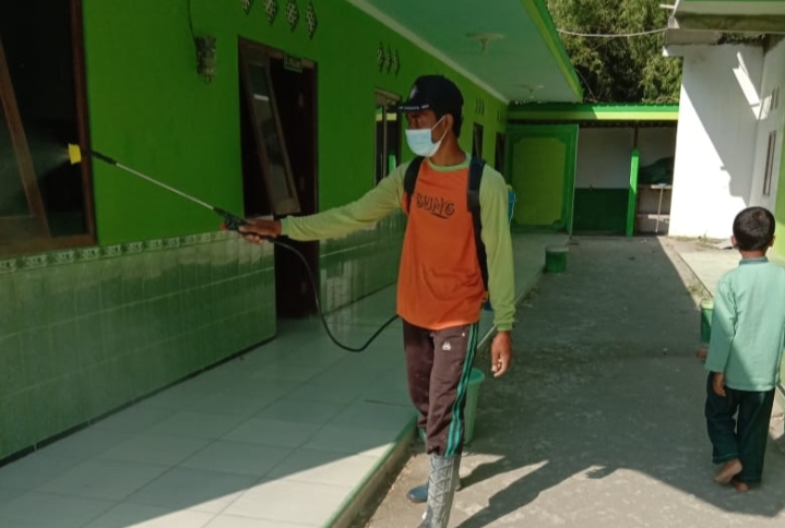 Pemdes Sarirejo Semprot Disinfektan Fasum dan Rumah Warga