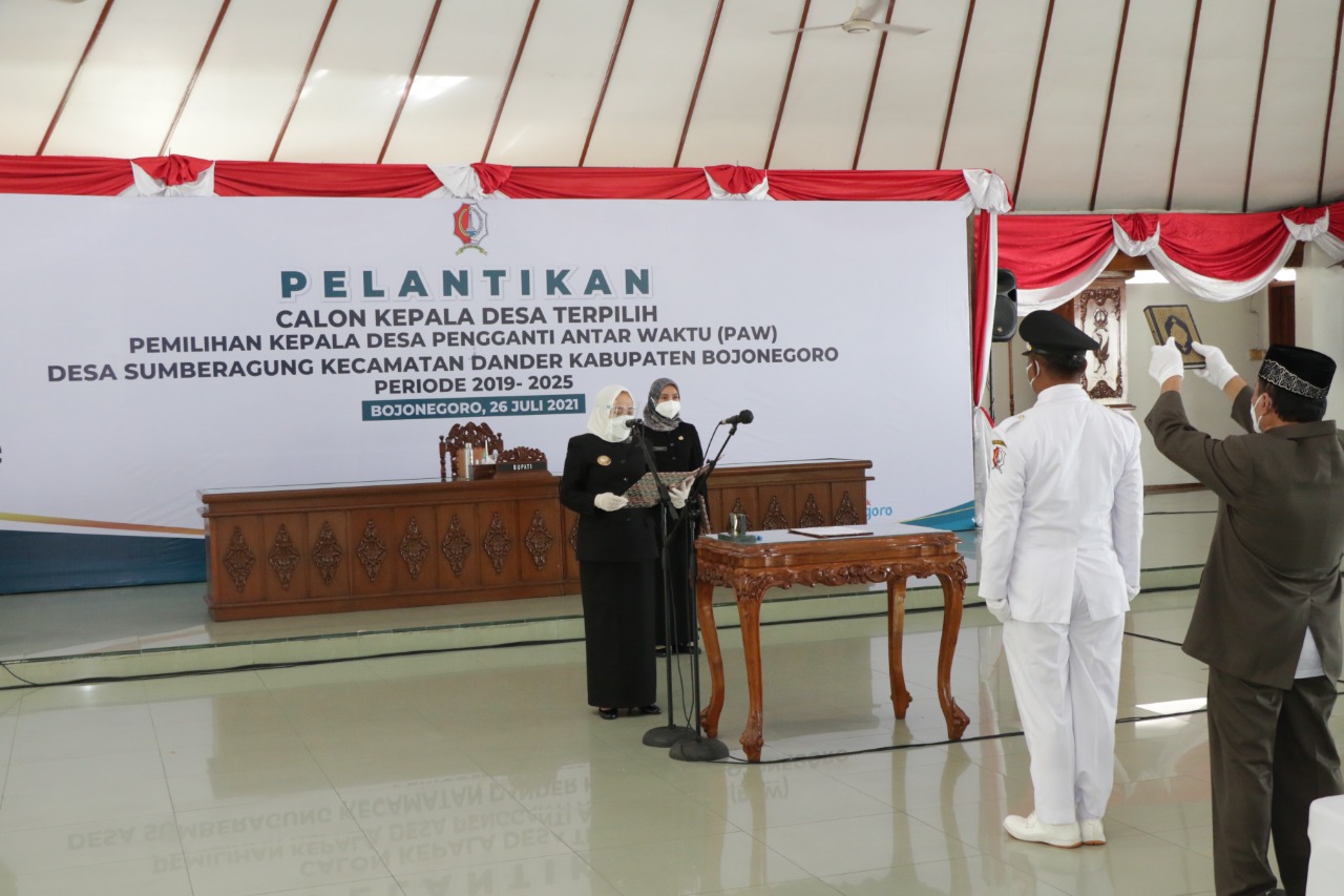 Terapkan Prokes Ketat Bupati Bojonegoro Lantik PAW Kepala Desa Sumberagung 