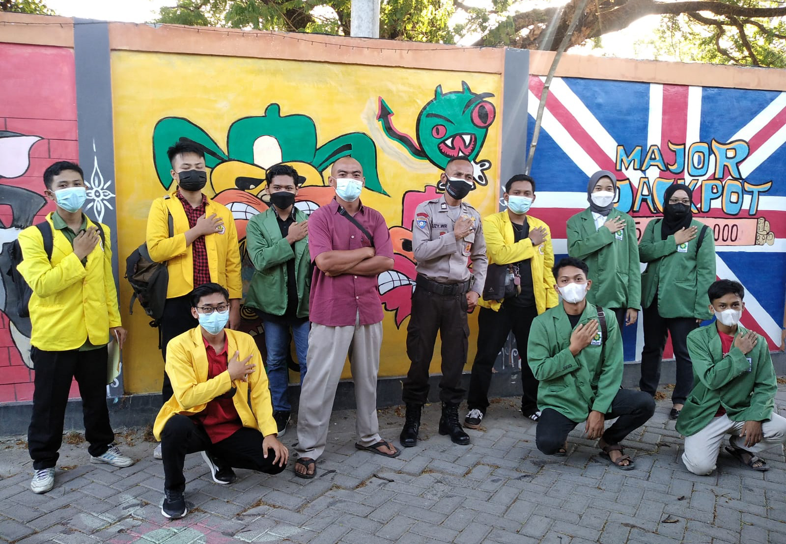 BEM Unugiri dan Unigoro Bagikan Sembako pada Warga Terdampak PPKM