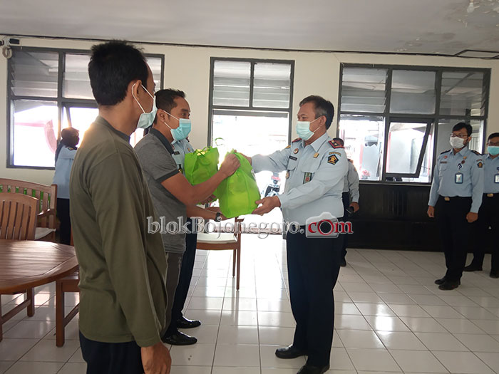 Bapas Kelas II Bojonegoro Berbagi Paket Sembako untuk Warga Terdampak Covid