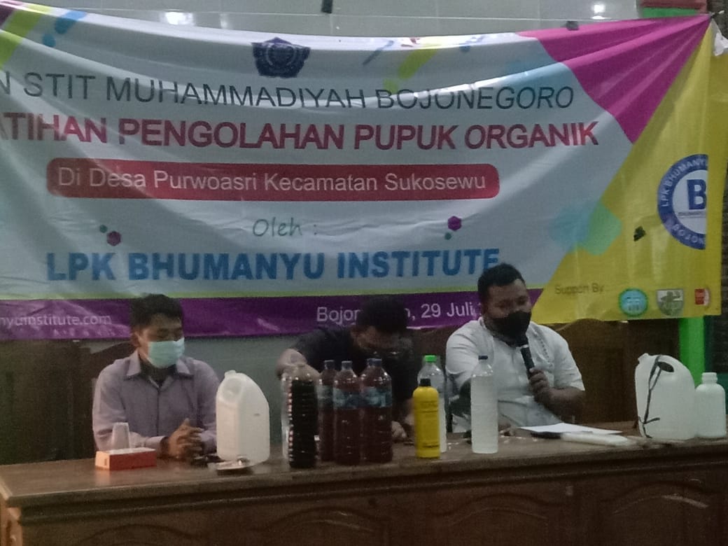 Petani di Sukosewu Dilatih Pembuatan Pupuk Organik