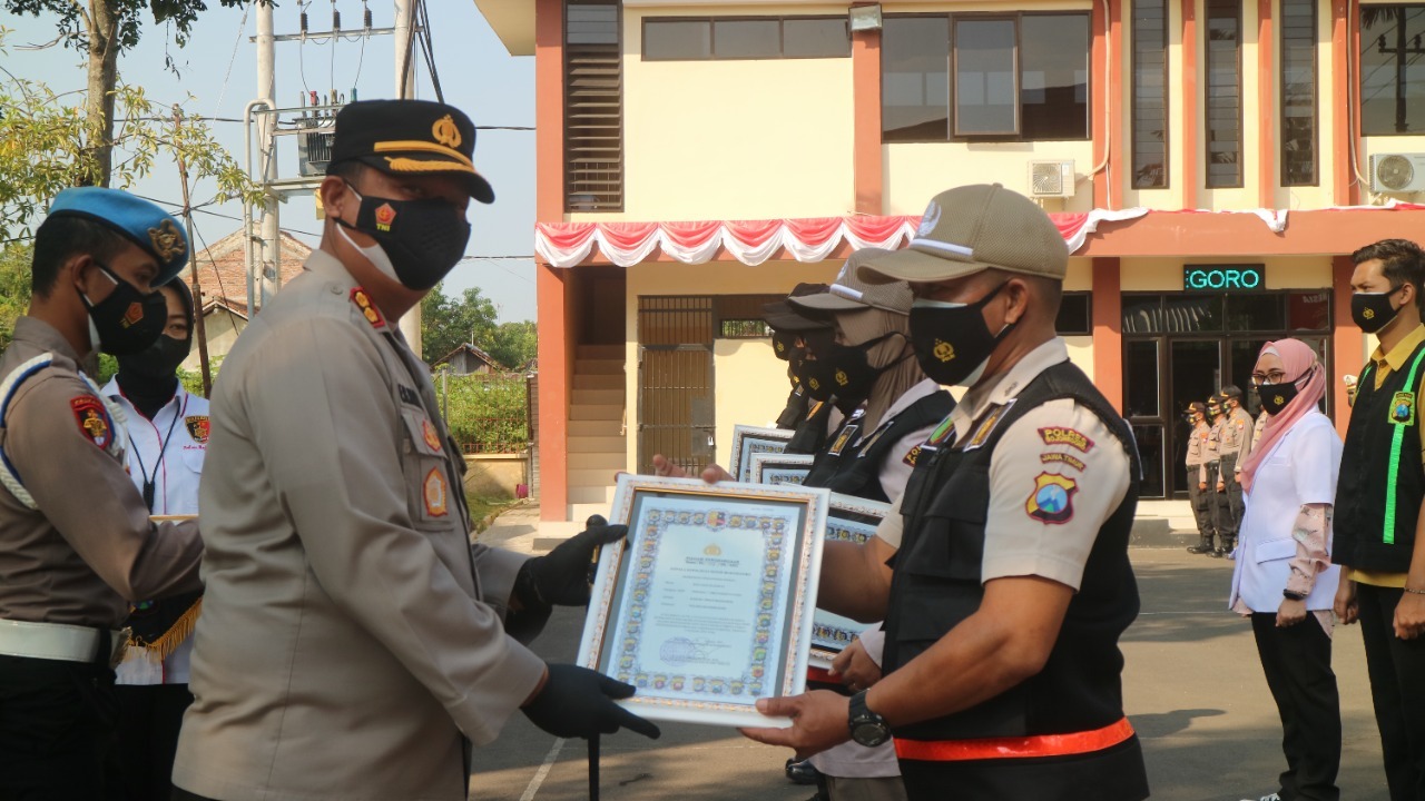 Tangani Covid-19, Tenaga Medis Polres Bojonegoro Terima Penghargaan