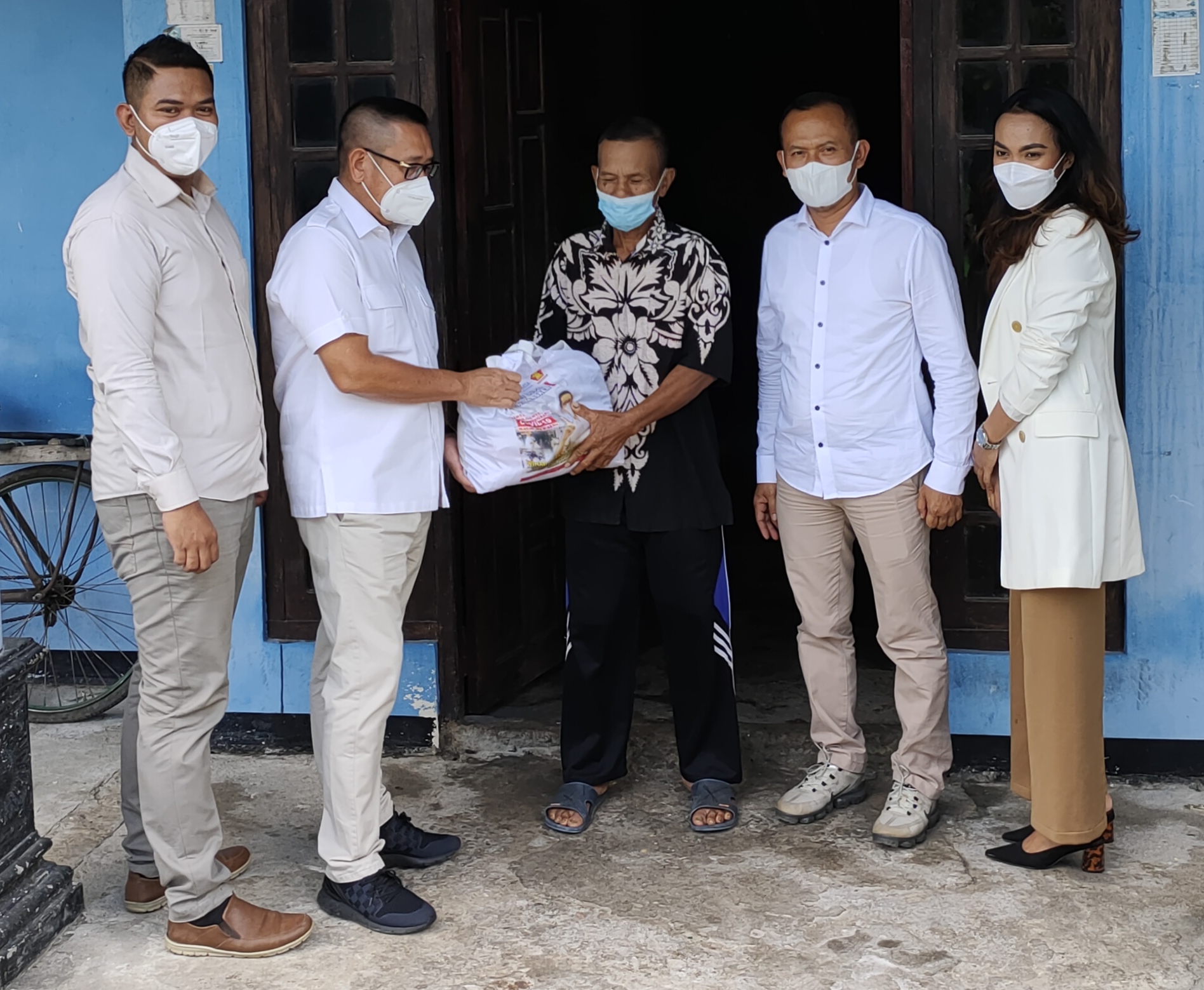 Bagikan Sembako, Wihadi Wiyanto Juga Sosialisasikan Pentingnya Prokes