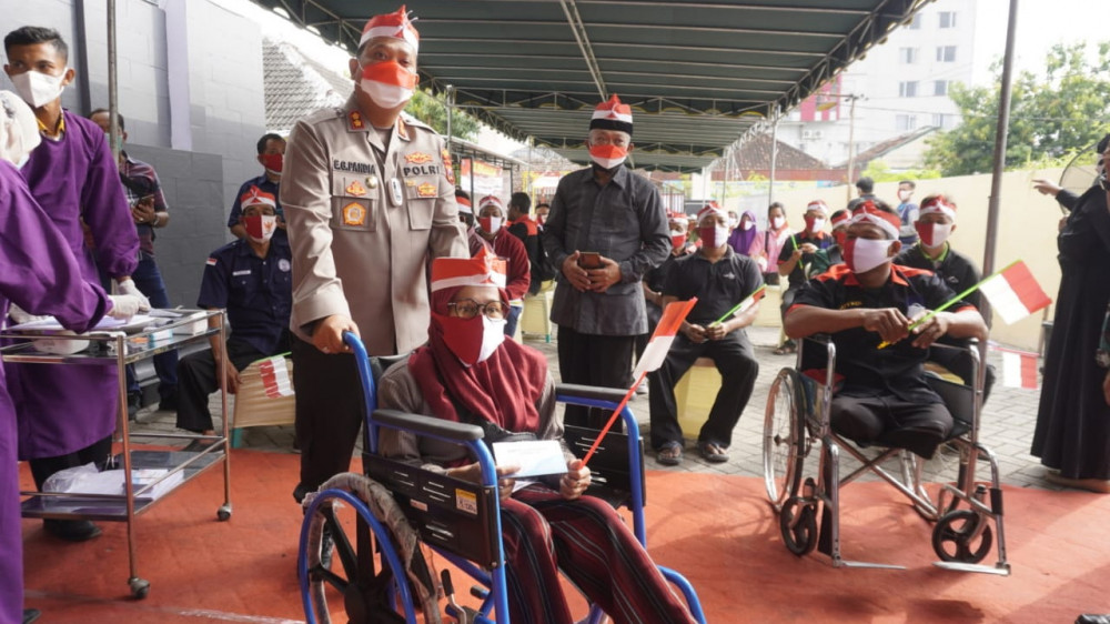 Penyandang Disabilitas Lakukan Vaksinasi di Polres Bojonegoro