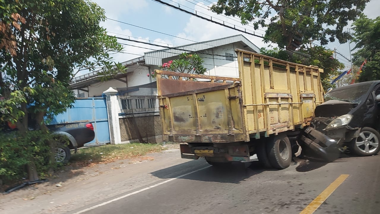 Kurang Fokus Saat Mendahului, Toyota Innova Dihantam Truck
