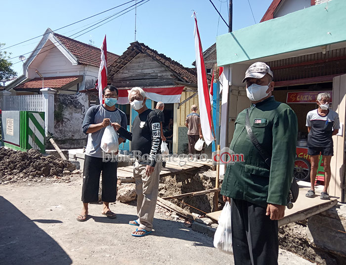 PKP Cipta Karya Bersama Rekanan Berbagi Sembako untuk Warga Terdampak Covid
