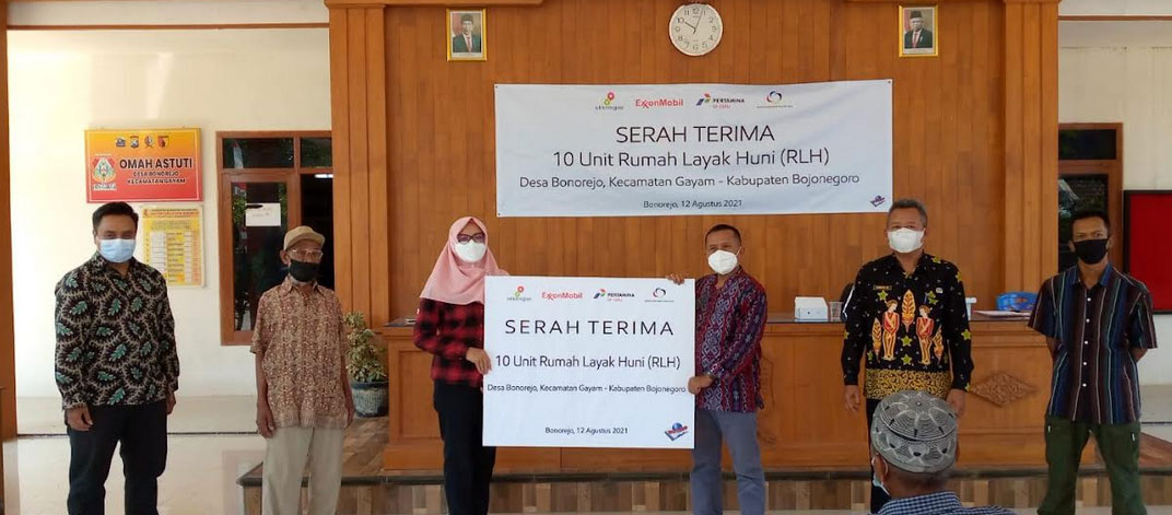 EMCL dan Bapekka Bojonegoro Serahkan Bantuan RLH di Tiga Desa