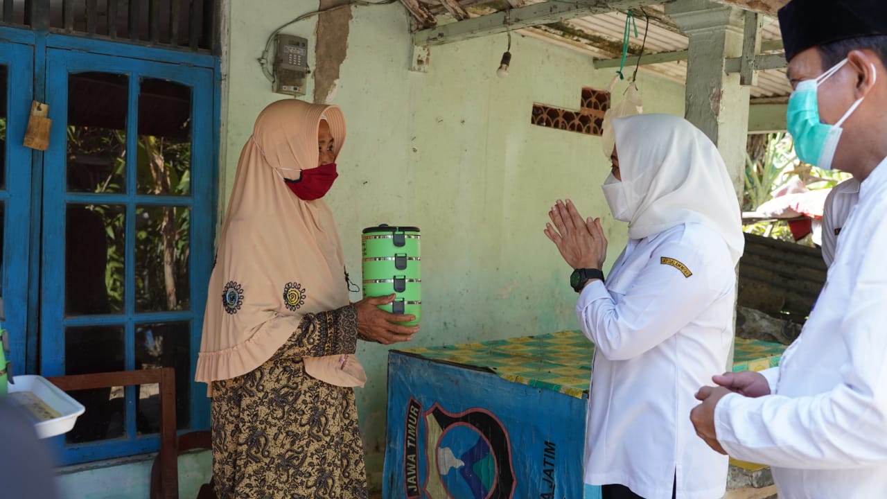 Bupati Pantau Pemberian Rantang Kasih Moe Didampingi Kades dan Camat
