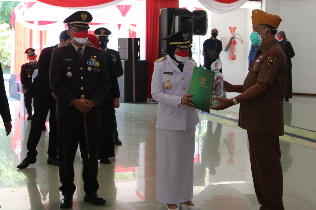 Bupati Anna Serahkan Bantuan Bagi Perintis Kemerdekaan