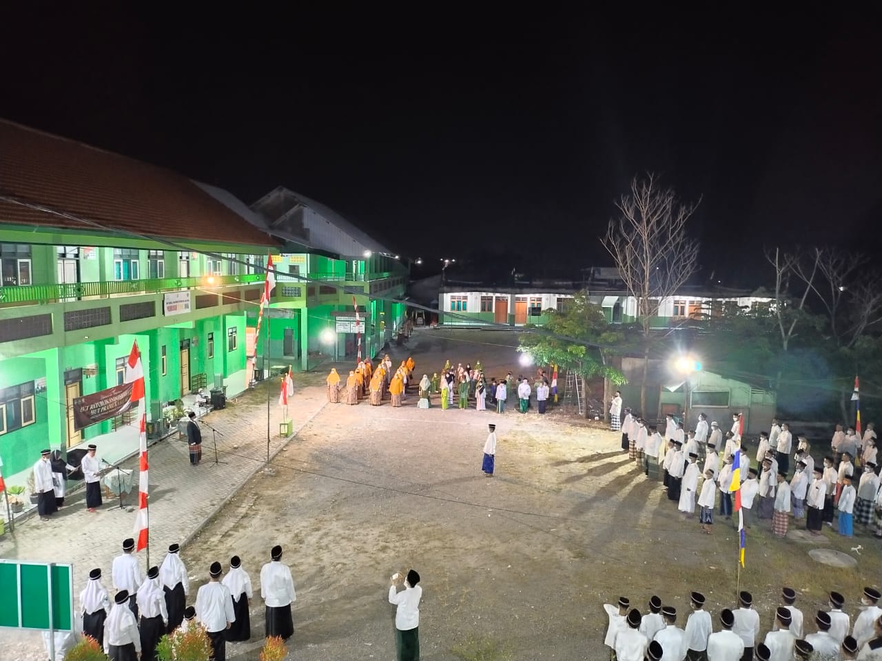 Santri di Bojonegoro Kenang Pejuang Melalui Apel Malam Kemerdekaan