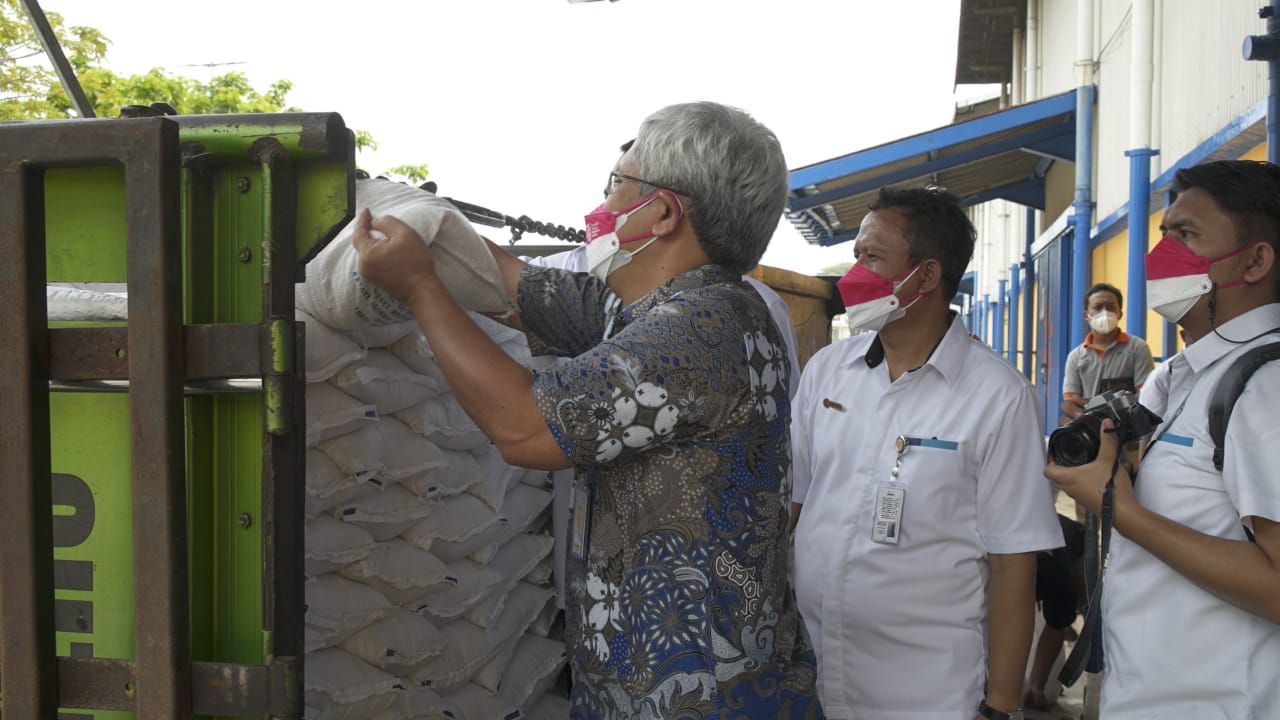 Datang ke Gudang Bulog, Tim KSP Pantau Penyaluran Bantuan Beras PPKM
