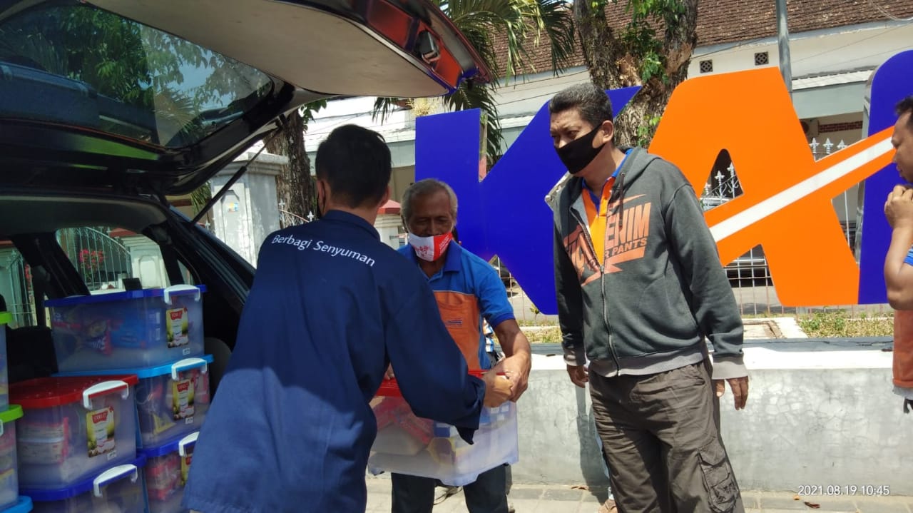 Yayasan Panceng Kita Salurkan Sembako Untuk Porter Stasiun Bojonegoro