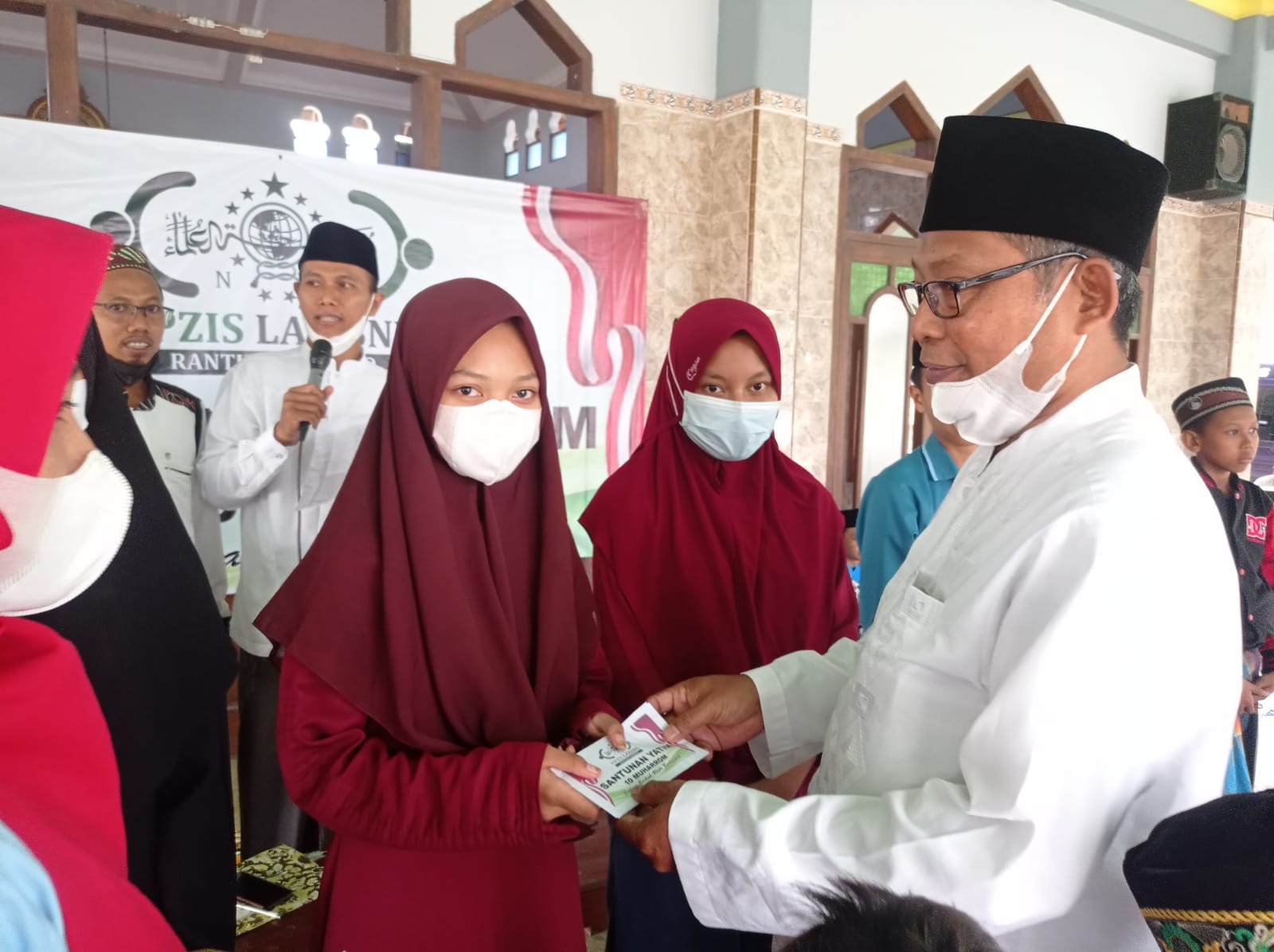 10 Muharram, UPZINU Ranting Sarirejo Beri Santunan Anak Yatim