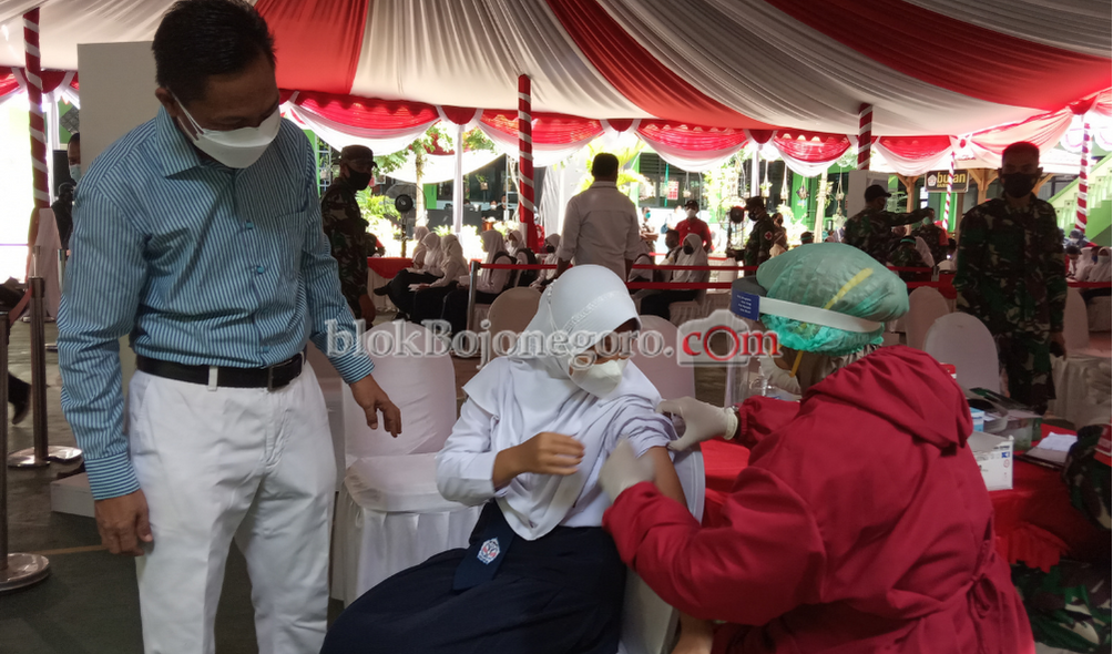 Serentak 3.500 Siswa SMP Ikuti Vaksinasi Massal