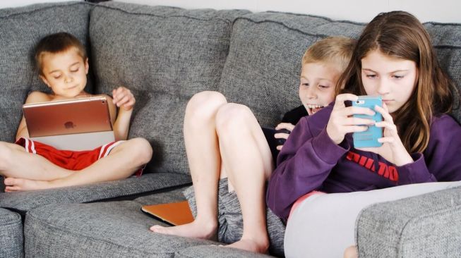 Tips Pola Asuh Digital Bagi Orangtua Agar Anak Tak Kecanduan Ponsel