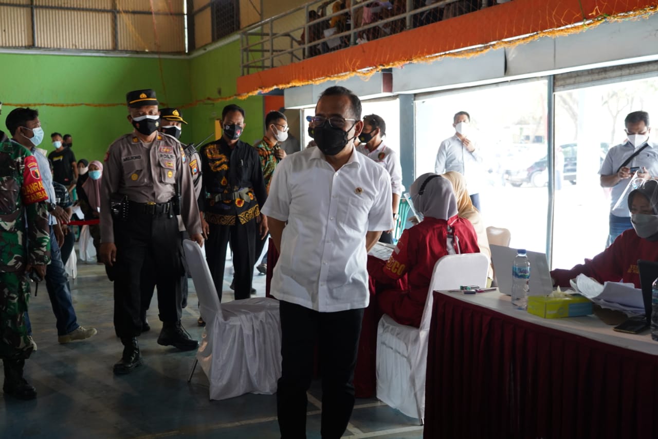 Tinjau Vaksinasi di Tambakrejo, Mensesneg: Percepat Kekebalan Komunal, Kendalikan Pandemi