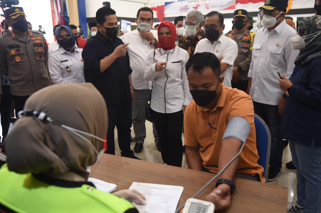 Tiga Menteri Tinjau Pelaksanaan Vaksinasi Warga Cepu di PEM AKAMIGAS