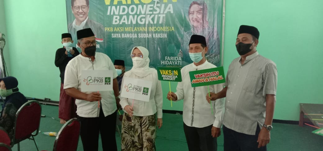Anggota DPR RI Farida Hidayati Tinjau Vaksinasi Massal