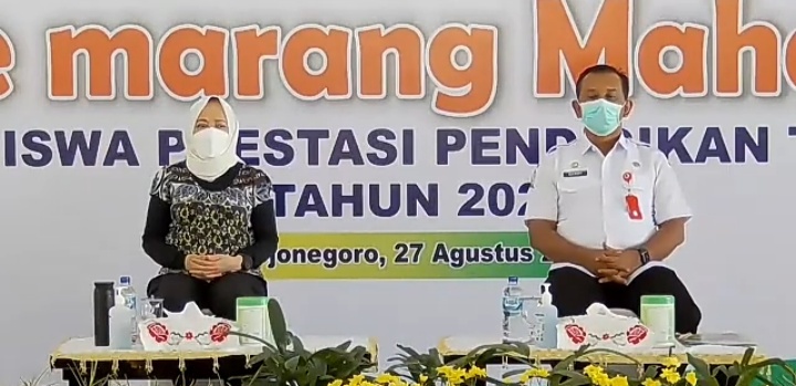 Tingkatkan SDM, Pemkab Serahkan Beasiswa Pendidikan Tinggi