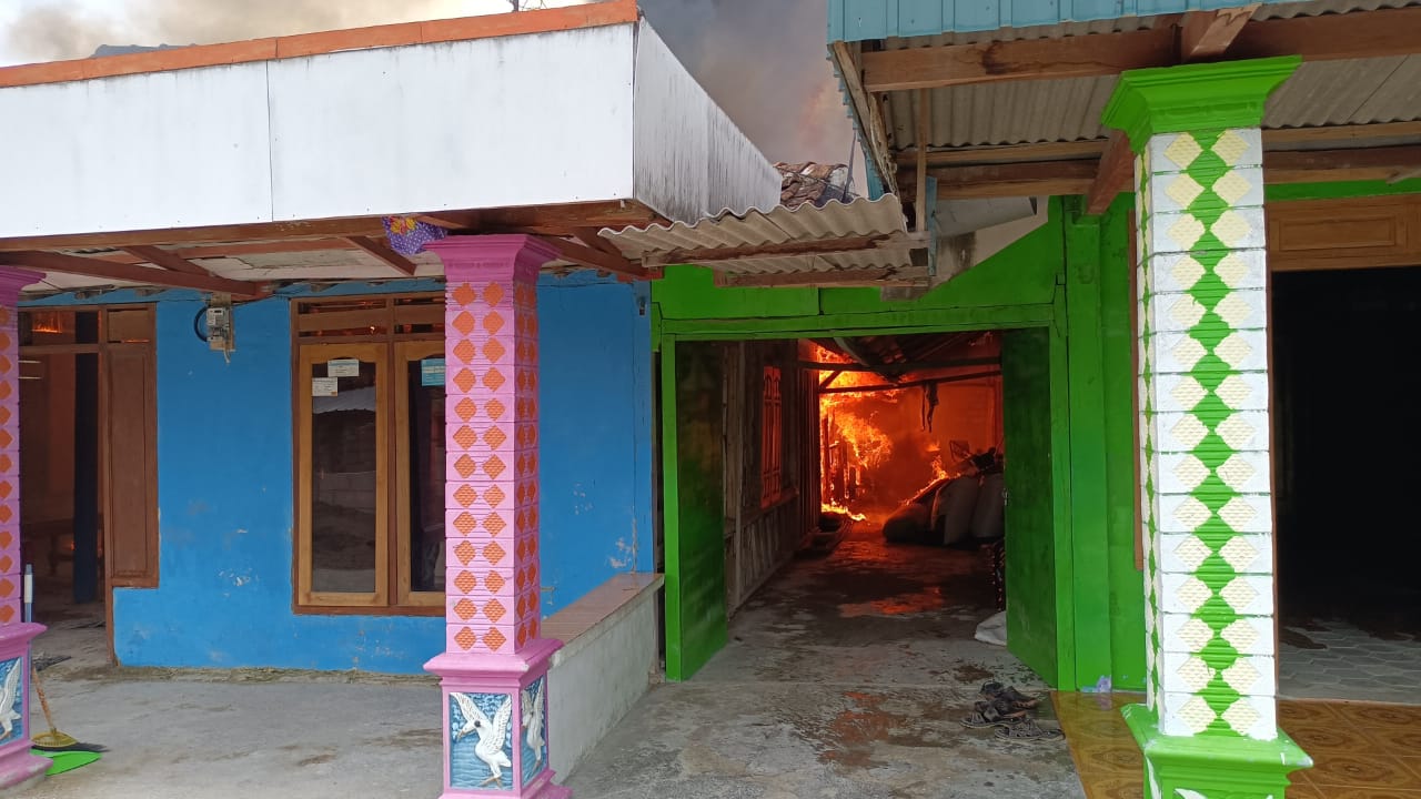 Diduga Korsleting Listrik, 2 Rumah Warga Dilahap Jago Merah