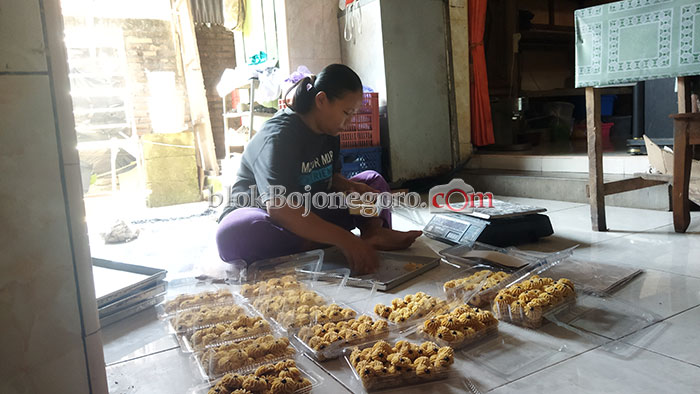 Penjual Kue Kering di Sidobandung ini Tetap Eksis di Masa Pandemi