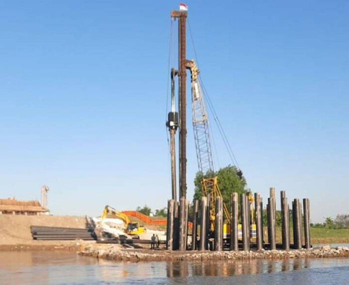 Progres Pemasangan Pancang Jembatan Kare Ditargetkan Rampung Akhir Agustus
